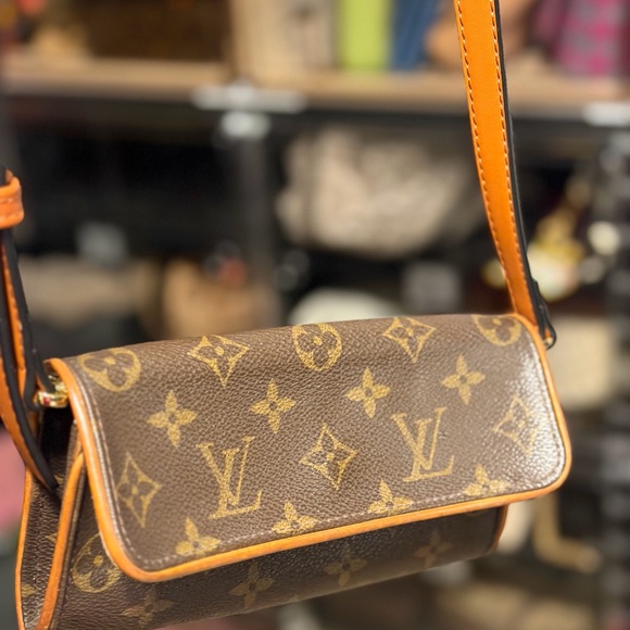 Louis Vuitton Handbags - Louis Vuitton pochette Mini Bag or belt bag.